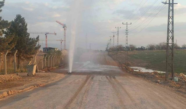 Malatya’da patlayan borudan fışkıran su metrelerce yükseğe çıktı