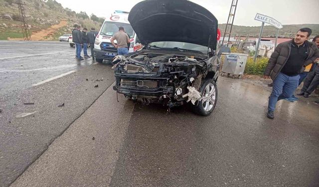 Mardin’de hafif ticari araç otomobille çarpıştı: 2 yaralı