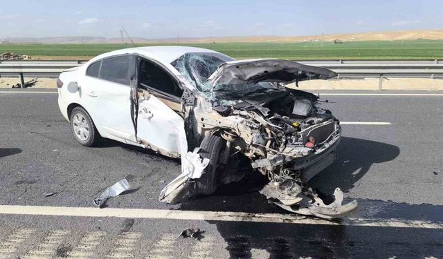 Mardin’de otomobil demir bariyerlere çarptı: 1 yaralı