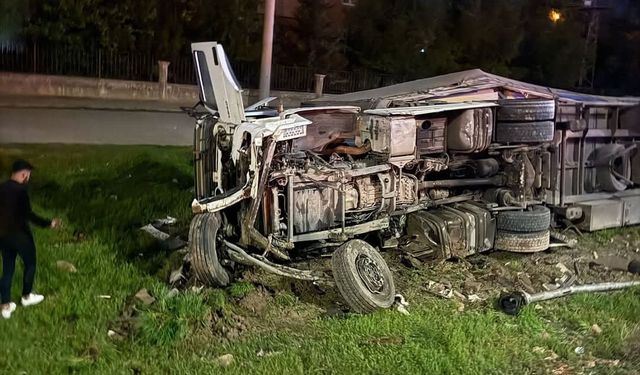 Mardin’de tır ile hafif ticari araç çarpıştı: 6 yaralı