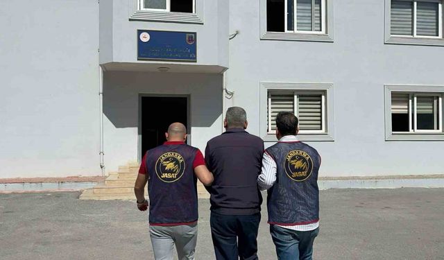 Mersin’de 28 yıl 9 ay ceza alan sahte kamu görevlisi yakalandı