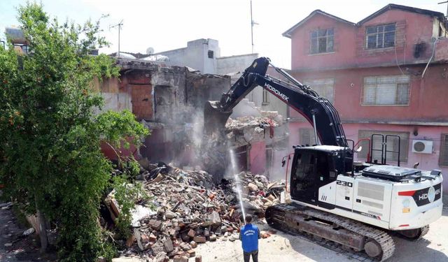 Mersin’de can güvenliğini tehdit eden metruk yapılar yıkılıyor