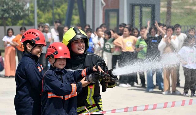 Mersin’de çocuklar bir günlüğüne itfaiyeci oldu