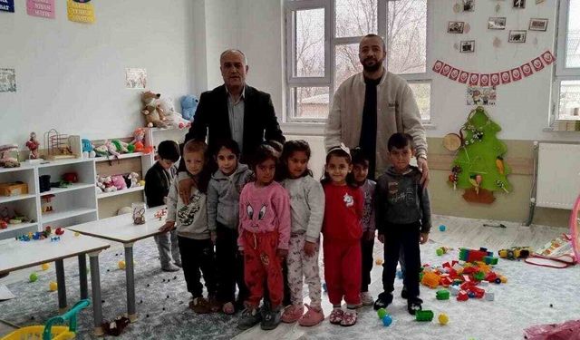 Minik öğrencilerle bir araya geldi