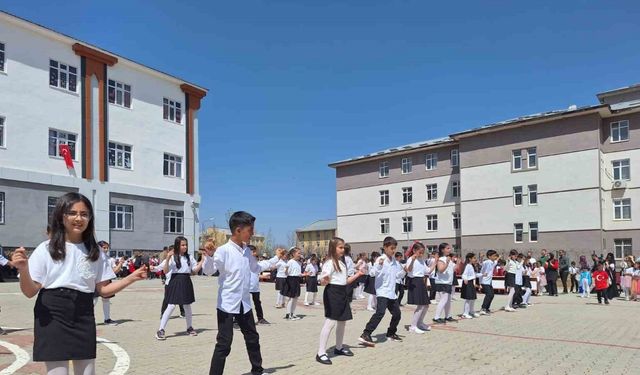Miniklerden 23 Nisan gösterisi