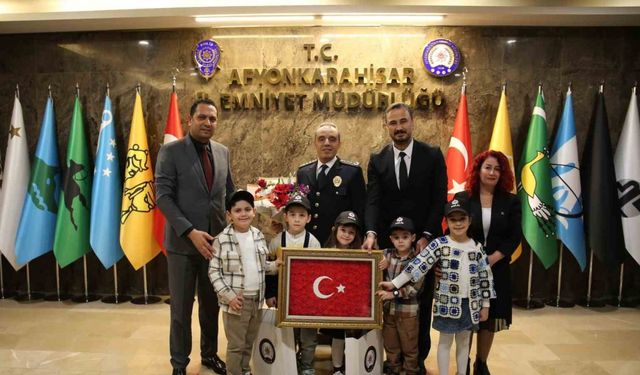 Miniklerden emniyete Polis Haftası ziyareti