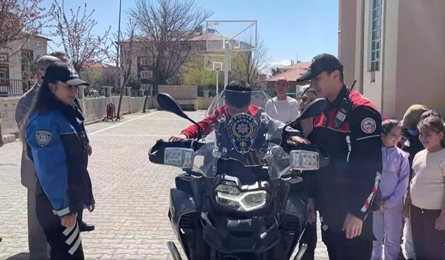 Miniklere polislik mesleği tanıtıldı