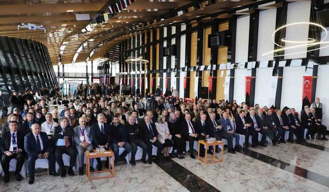 Moderatörlüğünü Rektör Hacımüftüoğlu’nun yaptığı "Kariyer yolculuğu söyleşisi" düzenlendi