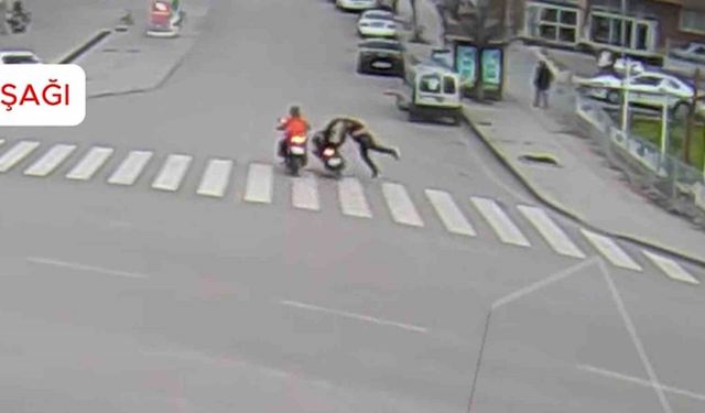 Motosiklet yayaya, ticari taksi elektrikli skutere çarptı: Kaza anları kamerada