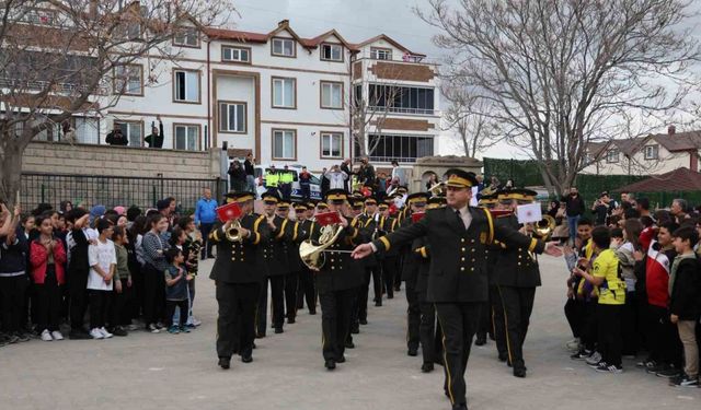 MSB Armoni Mızıkası çocuklarla buluştu