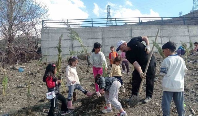 Muhtar Aksaç, çocuklarla birlikte fidan dikti