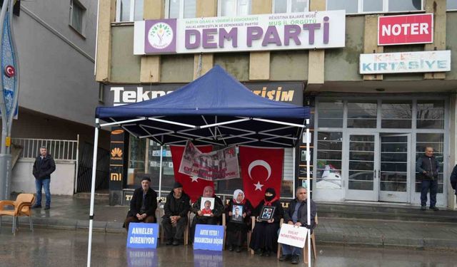 Muşlu anneler sağanak altında evlat nöbetini sürdürüyor