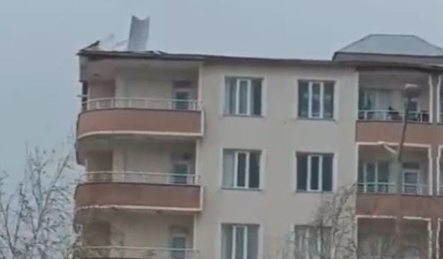 Muş’ta fırtına çatıları uçurdu