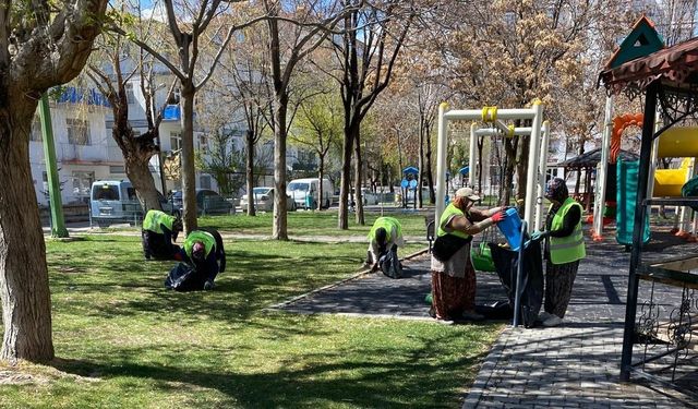 Niğde’de parklarda bahar temizliği başladı