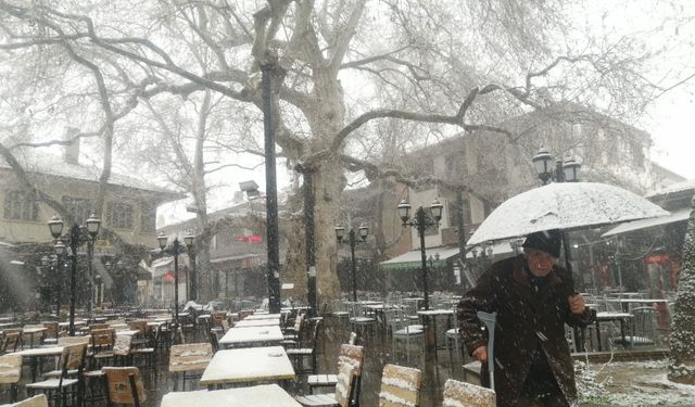 Nisan ayında yağan kar Isparta’nın Yalvaç ilçesini beyaza bürüdü