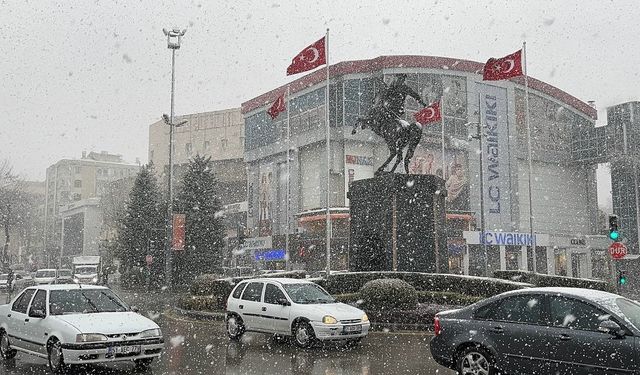 Nisan ortasında kar sürprizi: Niğde beyaza büründü