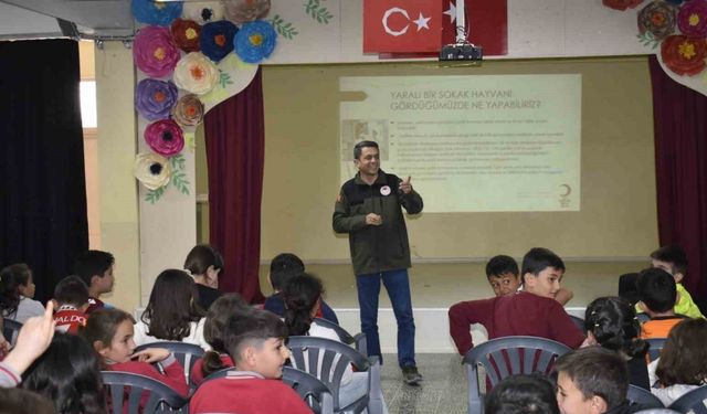 Öğrenciler sokak hayvanları konusunda bilgilendirildi