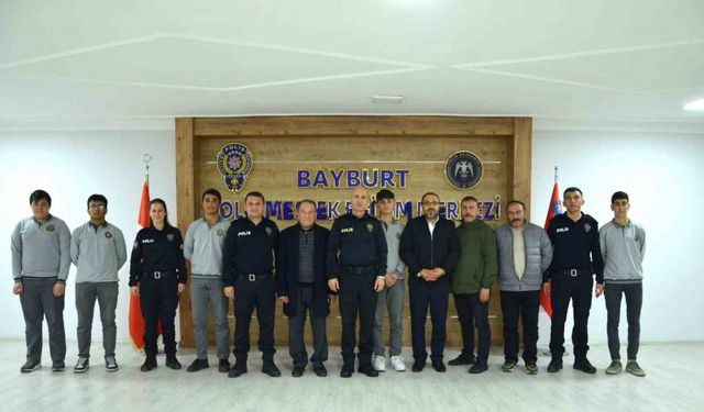 Öğrencilerden polis ve polis adaylarına tatlı ikramı