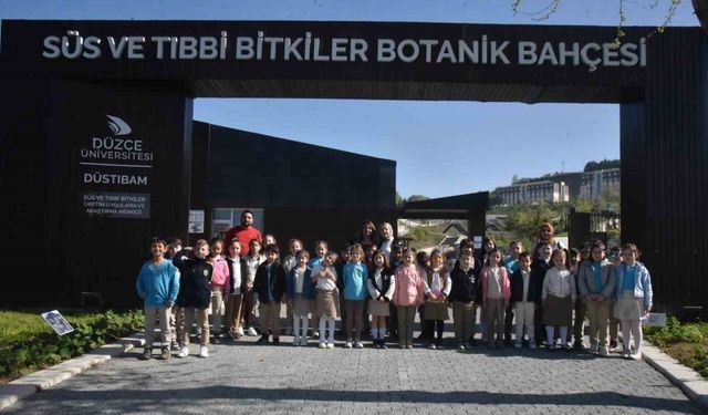 Öğrencilerinden botanik bahçesinde