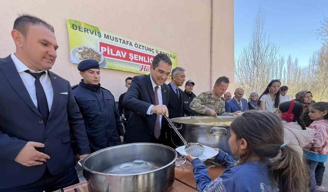 Okul bahçesindeki pilav şenliğinde öğrenciler