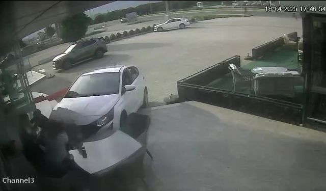Önce motosiklet ile çarpıştı sonra mağazaya daldı