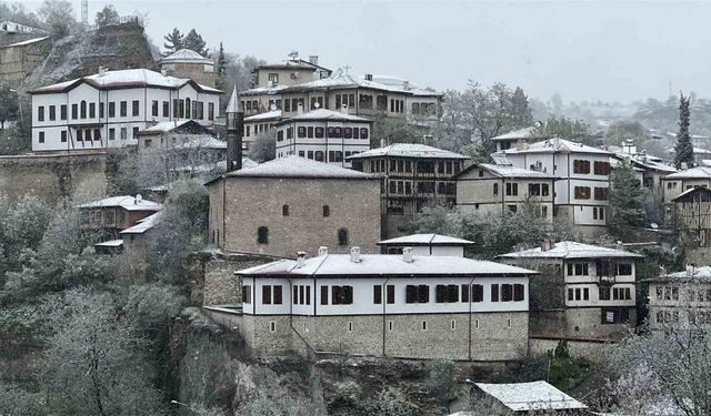 Osmanlı şehri Safranbolu’nun tarihi yapıları Nisan ayında beyaza büründü