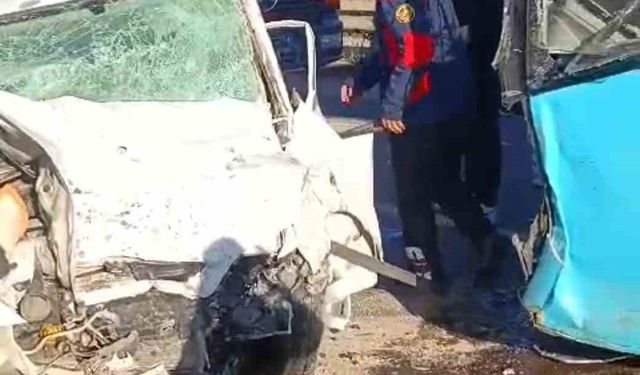 Otomobil ile belediye otobüsü çarpıştı: 1 ölü, 4 yaralı