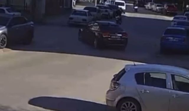 Otomobil ile çarpışan motosiklet sürücüsü yaralandı: Kaza anı kamerada