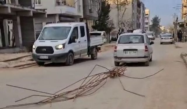 Otomobilin arkasına demir bağlayan sürücüye ceza uygulandı