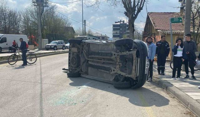 Otomobille çarpışan ticari araç yola devrildi: 3 yaralı