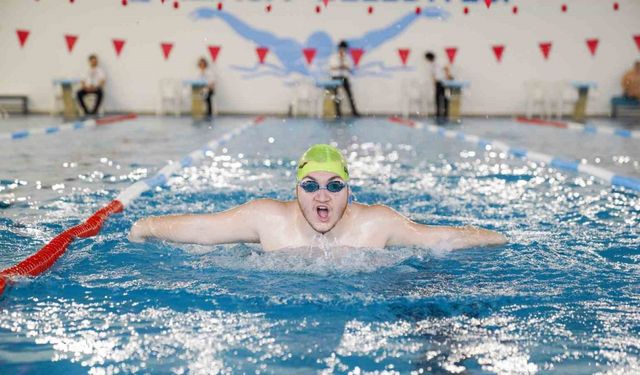 Özel sporcular Aliağa’da kulaç attı
