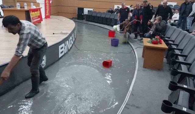 Panelin yapılacağı salonu su bastı, Prof. Dr. Görür salondan ayrıldı