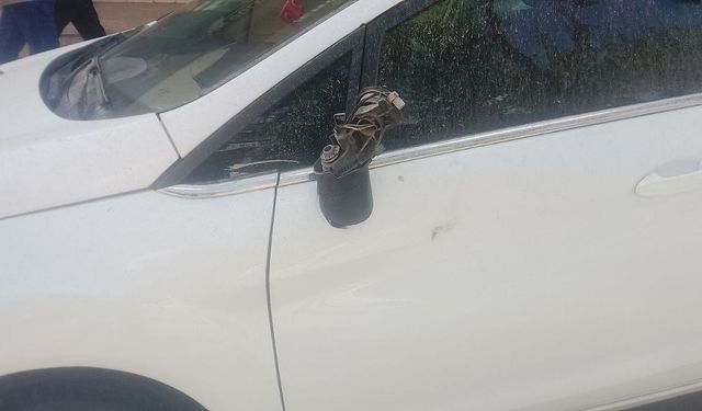 Park halindeki otomobili tekmeleyip aynasını kırdı
