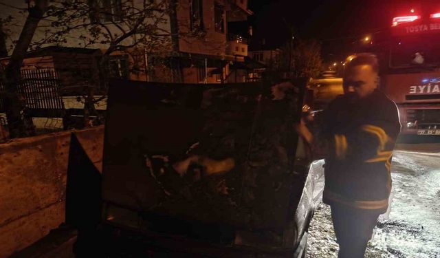 Park halindeyken alevlere teslim olan Tofaş-Fiat marka otomobilde maddi hasar meydana geldi
