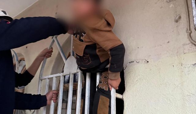 Pencerenin demir korkulukları arasına sıkışan çocuk kurtarıldı