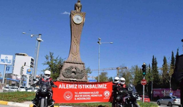 Polislerden Aile Yılı pankartı