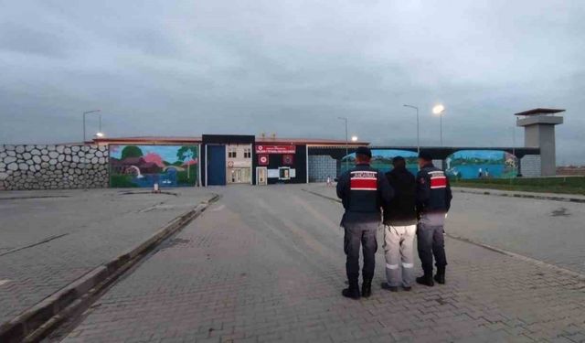 Resmi belgede sahtecilik suçundan aranan şahsı jandarma yakaladı