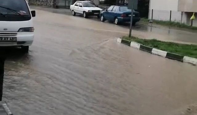Sağanak sonrası yollar göle döndü, iş yerlerini su bastı