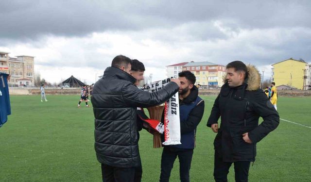 Sahaya attığı pet şişenin isabet ettiği polise çiçek takdim etti