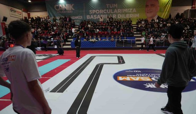 Samsun’da öğrenciler tasarladıkları robotlarla yarıştı