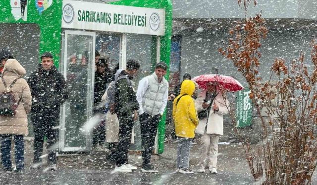 Sarıkamış’a nisanda lapa lapa kar yağdı