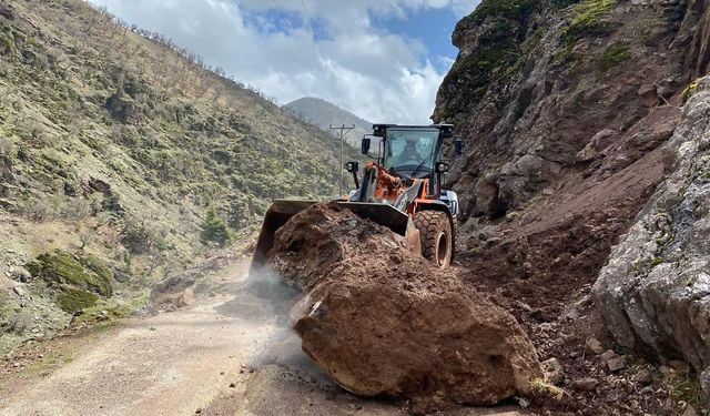 Sason’da yağış sonrası heyelan ve kayaların kapattığı yollar tekrar ulaşıma açıldı