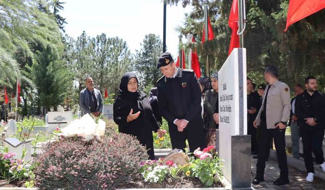 Şehit Uzman Jandarma Mustafa Uğurelli kabri başında dualarla anıldı