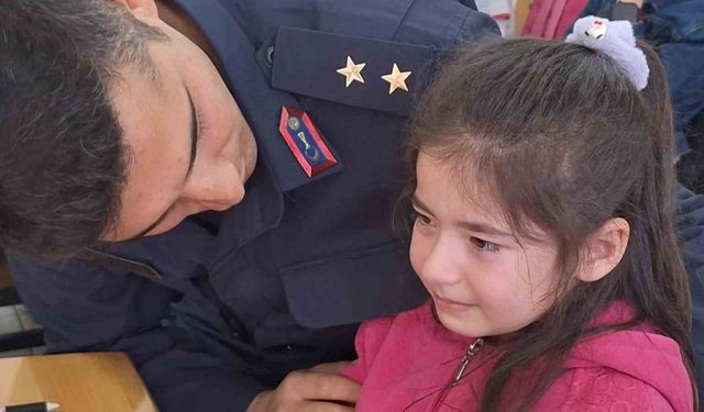 Şehitler Haftası’nda duygulandıran ziyaret: Türk bayrağı hediye edilen öğrenci gözyaşlarına hakim olamadı