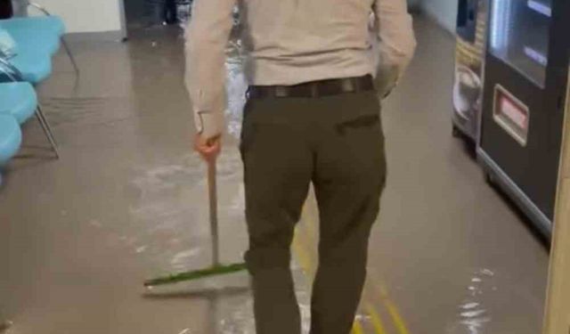 Şemdinli’de sağanak etkili oldu, hastaneyi su bastı