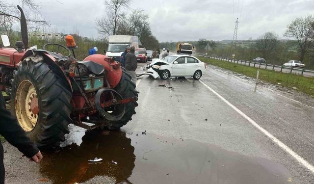 Seyir halinde giden otomobil, traktöre çarptı: 2 yaralı