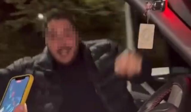 Seyir halindeki aracın kapısını açan sürücü dans ederken yere düştü