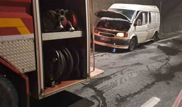 Seyir halindeki minibüs alev aldı