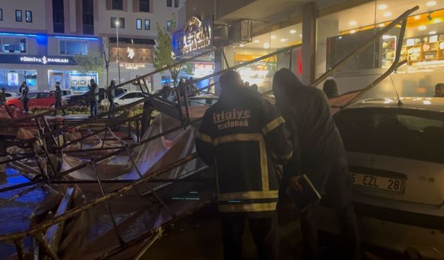 Şiddetli rüzgar bina tadilatı için kurulan iskeleyi devirdi, 3 araç zarar gördü