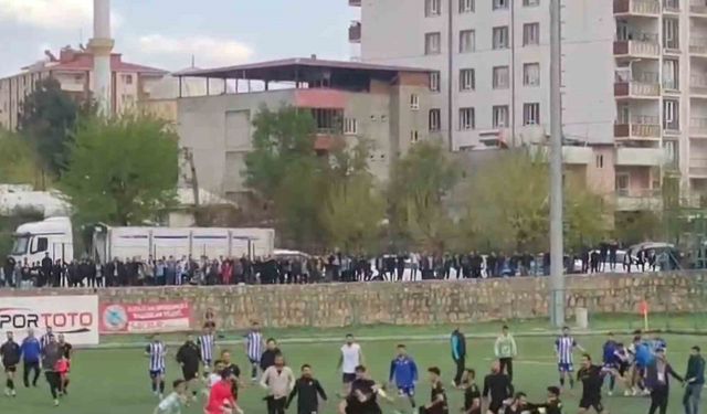 Siirt’te amatör maç sonrası saha karıştı